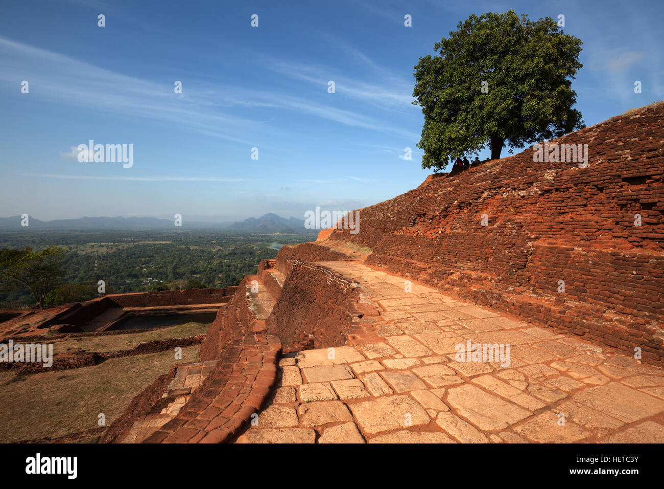 Ruines de l'ancien palais, forteresse de Sigiriya ou rock sur le rocher du Lion, vue du paysage environnant, la Province du Centre, au Sri Lanka Banque D'Images