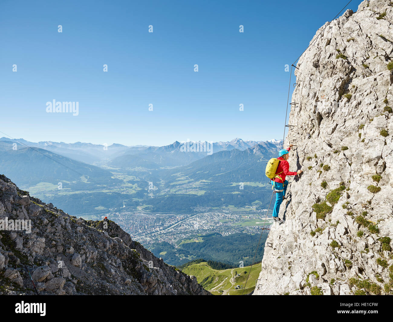 Nordkette Route de corde fixe, via ferrata, grimpeur attaché à l'ordre croissant de câble en acier échelle de fer, Nordkette Innsbruck, Tyrol Banque D'Images