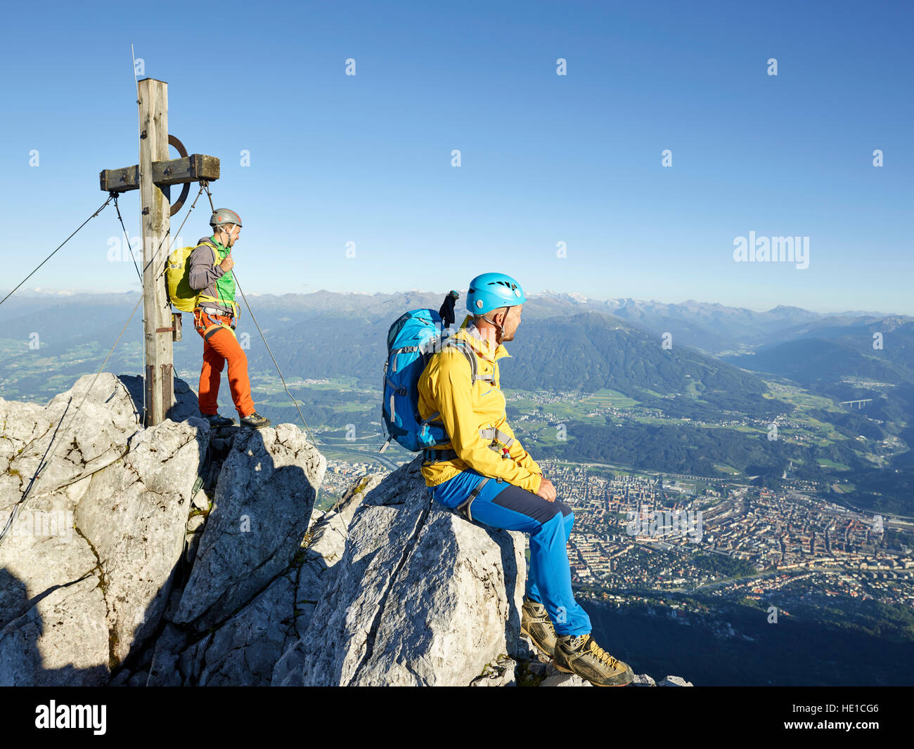 Sommet cross Nordkette, deux alpinistes enjoying view en haut, Nordkette Innsbruck, Tyrol, Autriche Banque D'Images