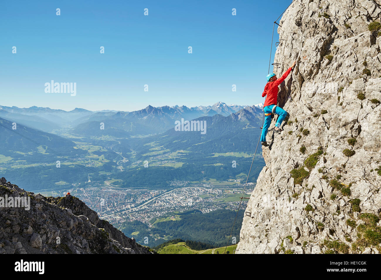 Route de corde fixe Nordkette, grimpeur attaché à l'ordre croissant de câble en acier échelle de fer, Nordkette Innsbruck, Tyrol, Autriche Banque D'Images