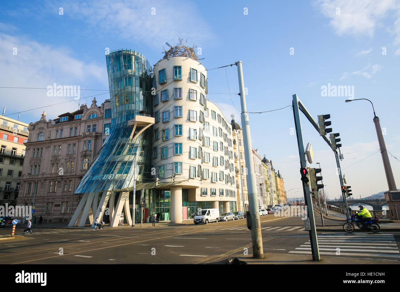 La Maison dansante ou Fred et Ginger, est le surnom donné à la Nationale-Nederlanden immeuble sur quai Rasin à Prague, République Tchèque Banque D'Images
