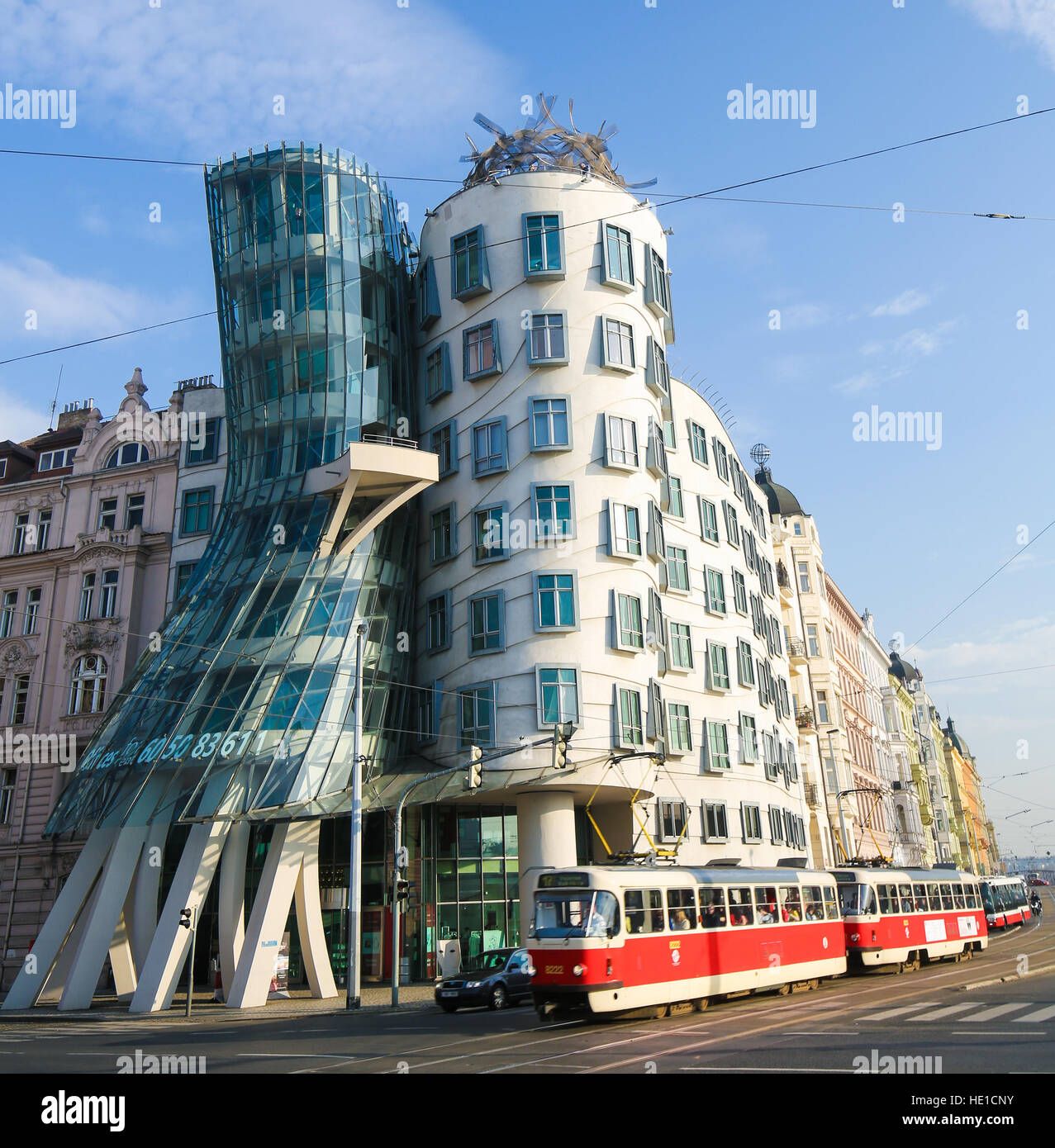 La Maison dansante ou Fred et Ginger, est le surnom donné à la Nationale-Nederlanden immeuble sur quai Rasin à Prague, République Tchèque Banque D'Images