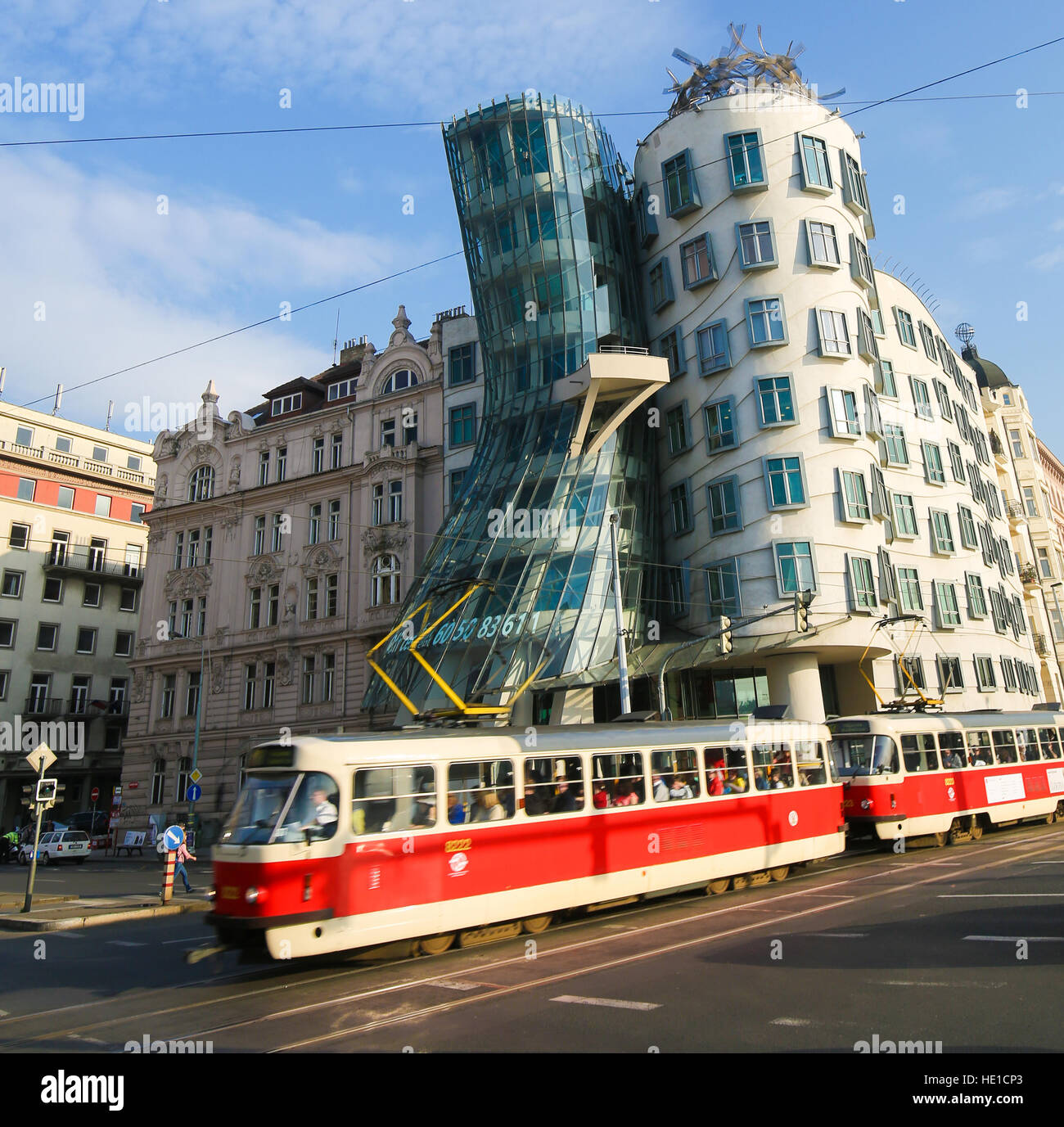 La Maison dansante ou Fred et Ginger, est le surnom donné à la Nationale-Nederlanden immeuble sur quai Rasin à Prague, République Tchèque Banque D'Images