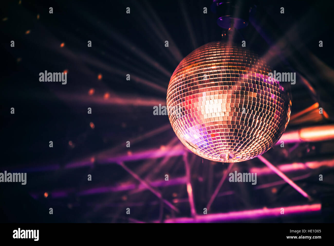 Boule disco avec les rayons lumineux, la nuit de la partie contexte photo Banque D'Images
