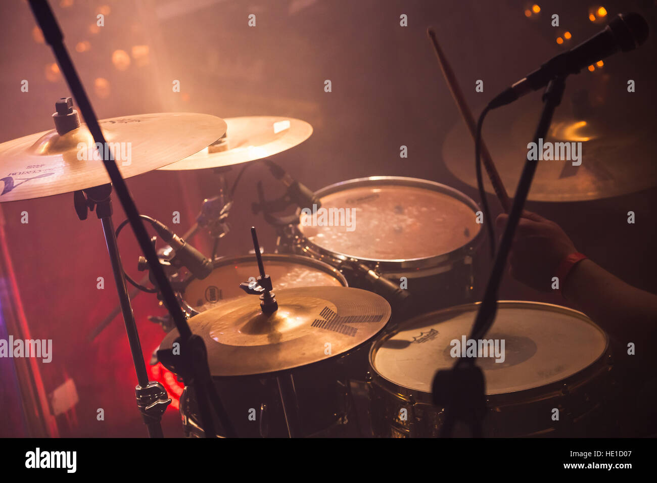 Accueil chaleureux aux tons vintage background photo à musique, le batteur joue sur un ensemble de batterie rock Banque D'Images