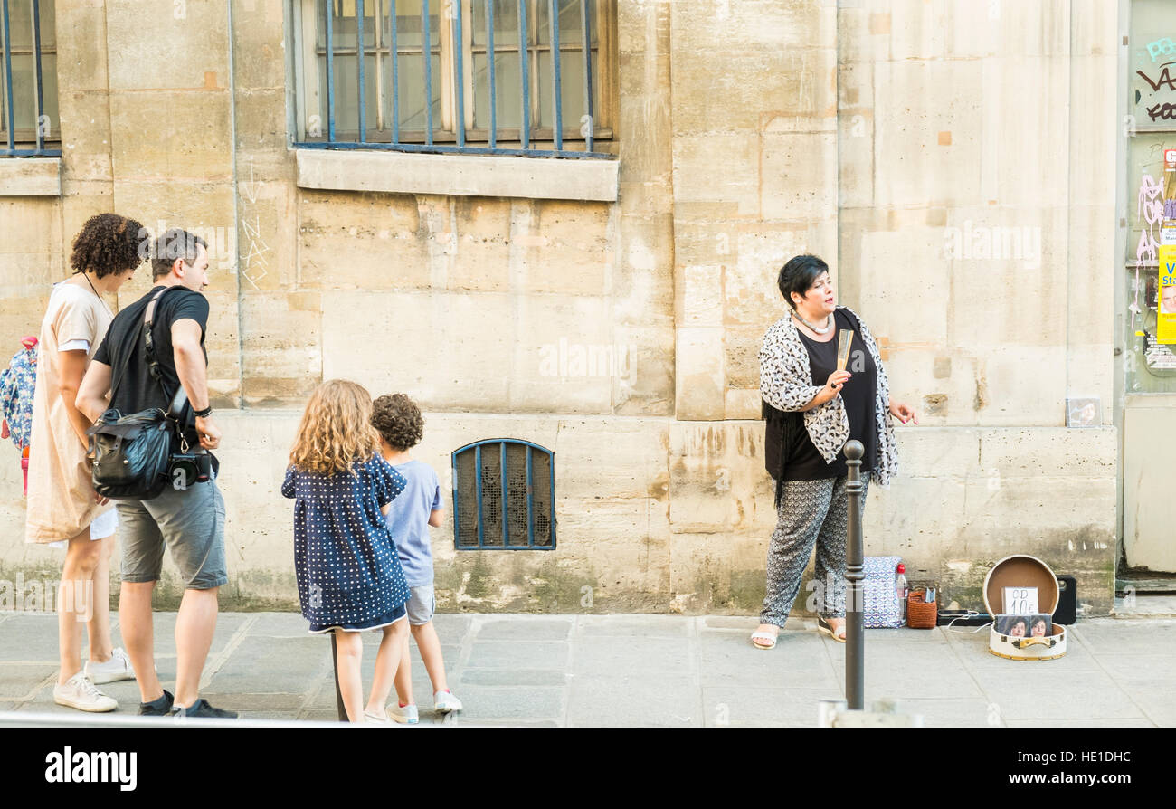 Musicien de rue, la chanteuse d'opéra Banque D'Images