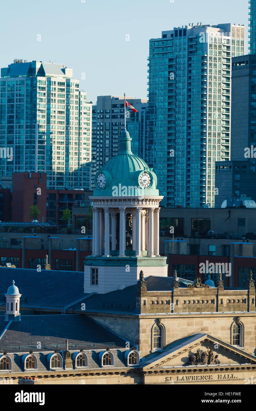 St.Lawrence Hall tower et hi-rise condos, le centre-ville de Toronto, Canada Banque D'Images