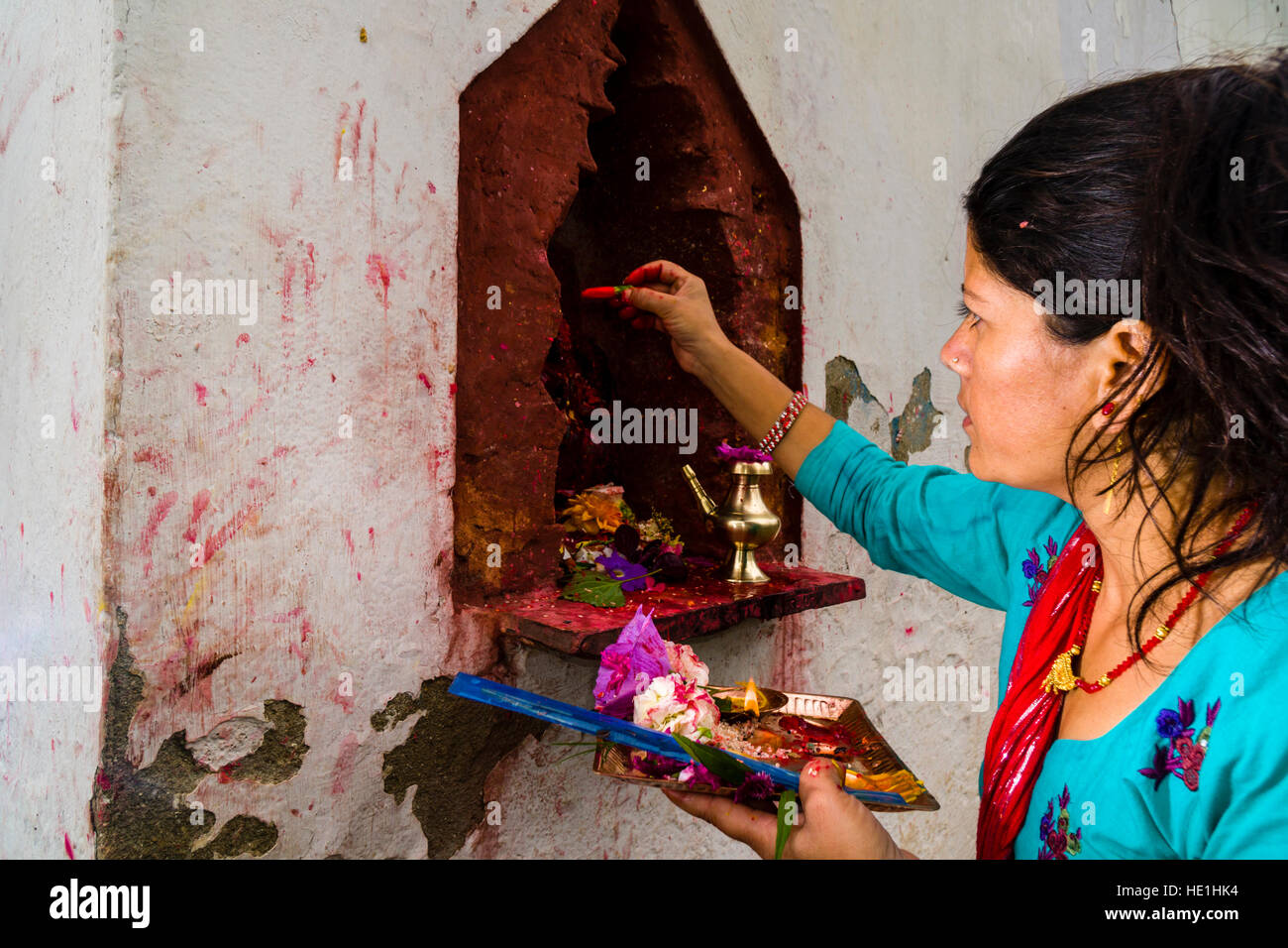 Une femme s'offrant à l'prasad statues des dieux en dehors du temple khadga devi mandir au festival hindouiste darsain Banque D'Images