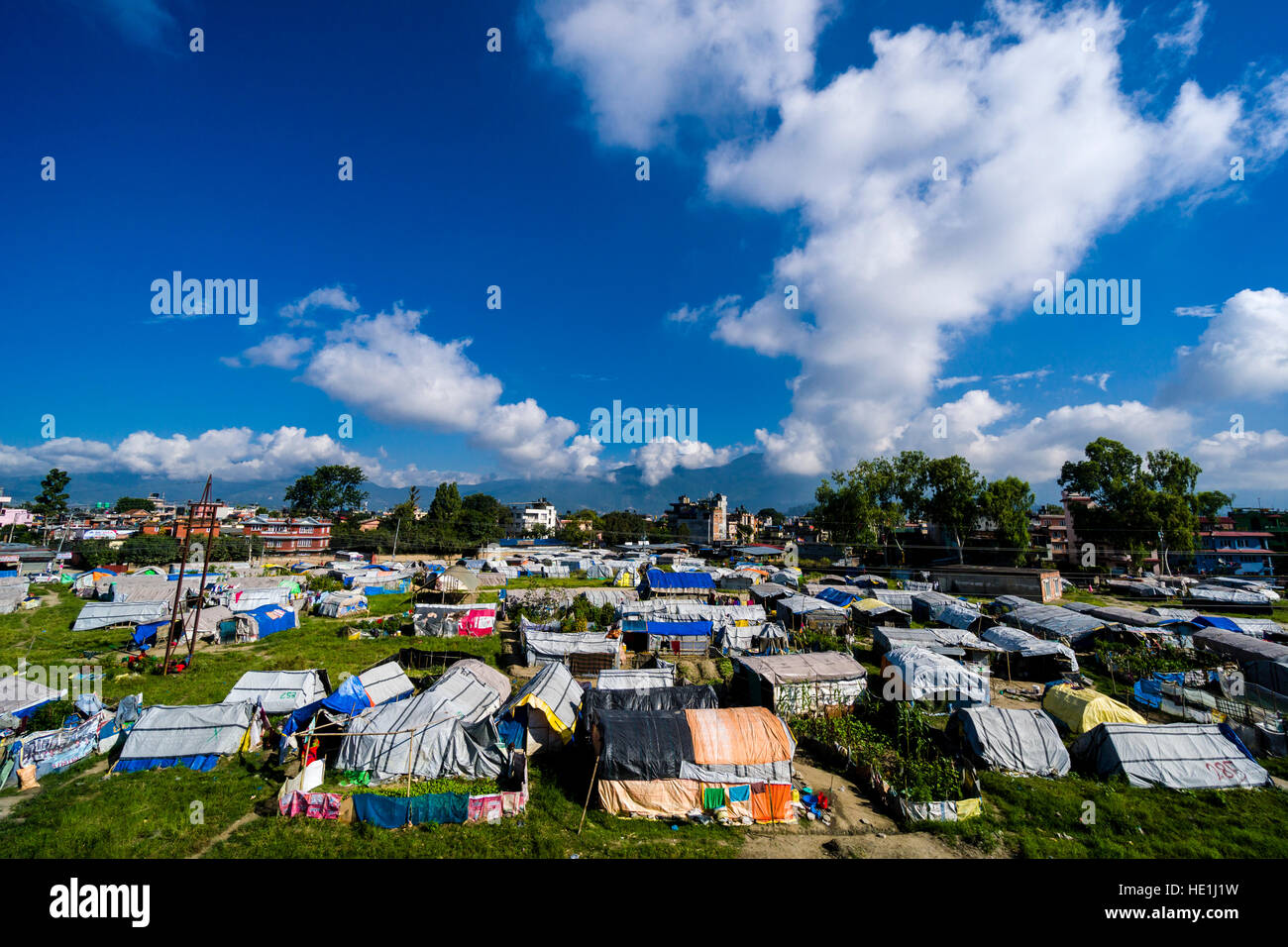 Vue aérienne sur un camp de tentes dans la banlieue Bouda pour les personnes, qui ont perdu leurs maisons lors du séisme de 2015 Banque D'Images Vue aérienne sur un camp de tentes dans la banlieue Bouda pour les personnes, qui ont perdu leurs maisons lors du séisme de 2015 Banque D'Images
