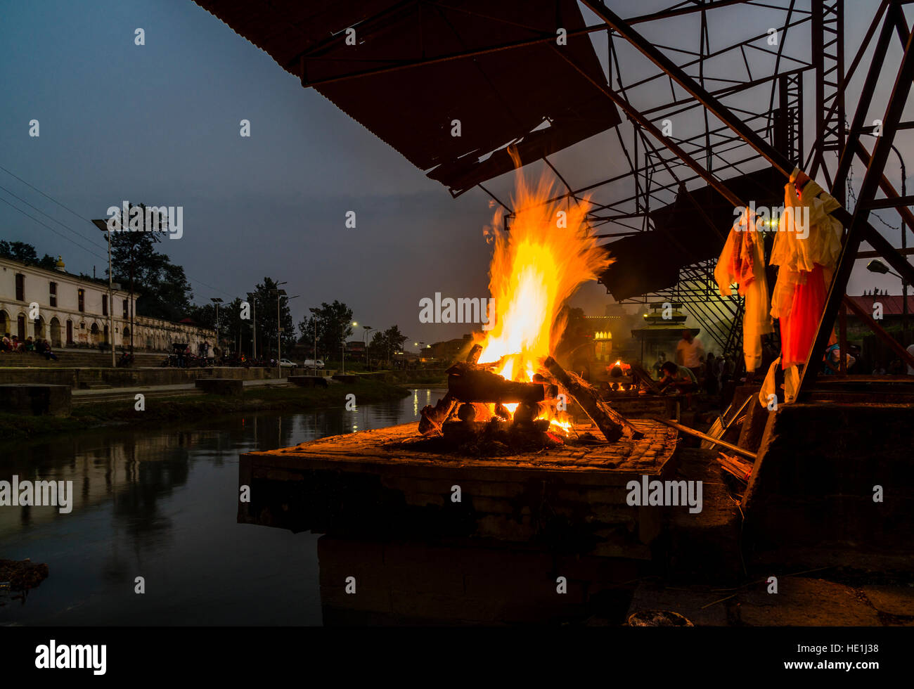 La crémation d'un corps mort au temple de Pashupatinath des Ghâts occidentaux sur les rives de la rivière Bagmati Banque D'Images La crémation d'un corps mort au temple de Pashupatinath des Ghâts occidentaux sur les rives de la rivière Bagmati Banque D'Images