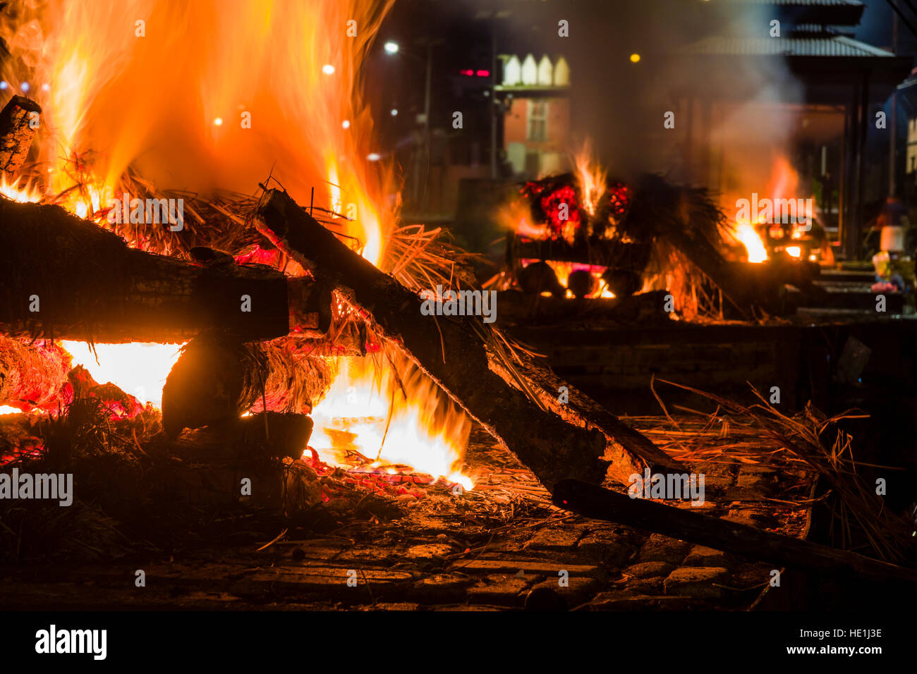 La crémation d'un corps mort au temple de Pashupatinath des Ghâts occidentaux sur les rives de la rivière Bagmati Banque D'Images La crémation d'un corps mort au temple de Pashupatinath des Ghâts occidentaux sur les rives de la rivière Bagmati Banque D'Images