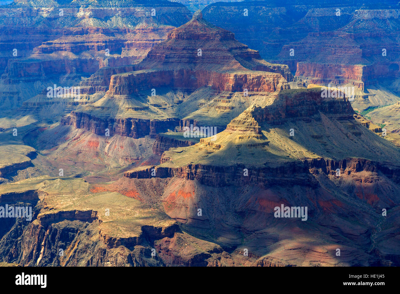 Dans cette vue des ombres sur les nuages se déplacer à travers les formations rocheuses dans le Parc National du Grand Canyon, Arizona, USA vus de près de Mather Point sur la Banque D'Images
