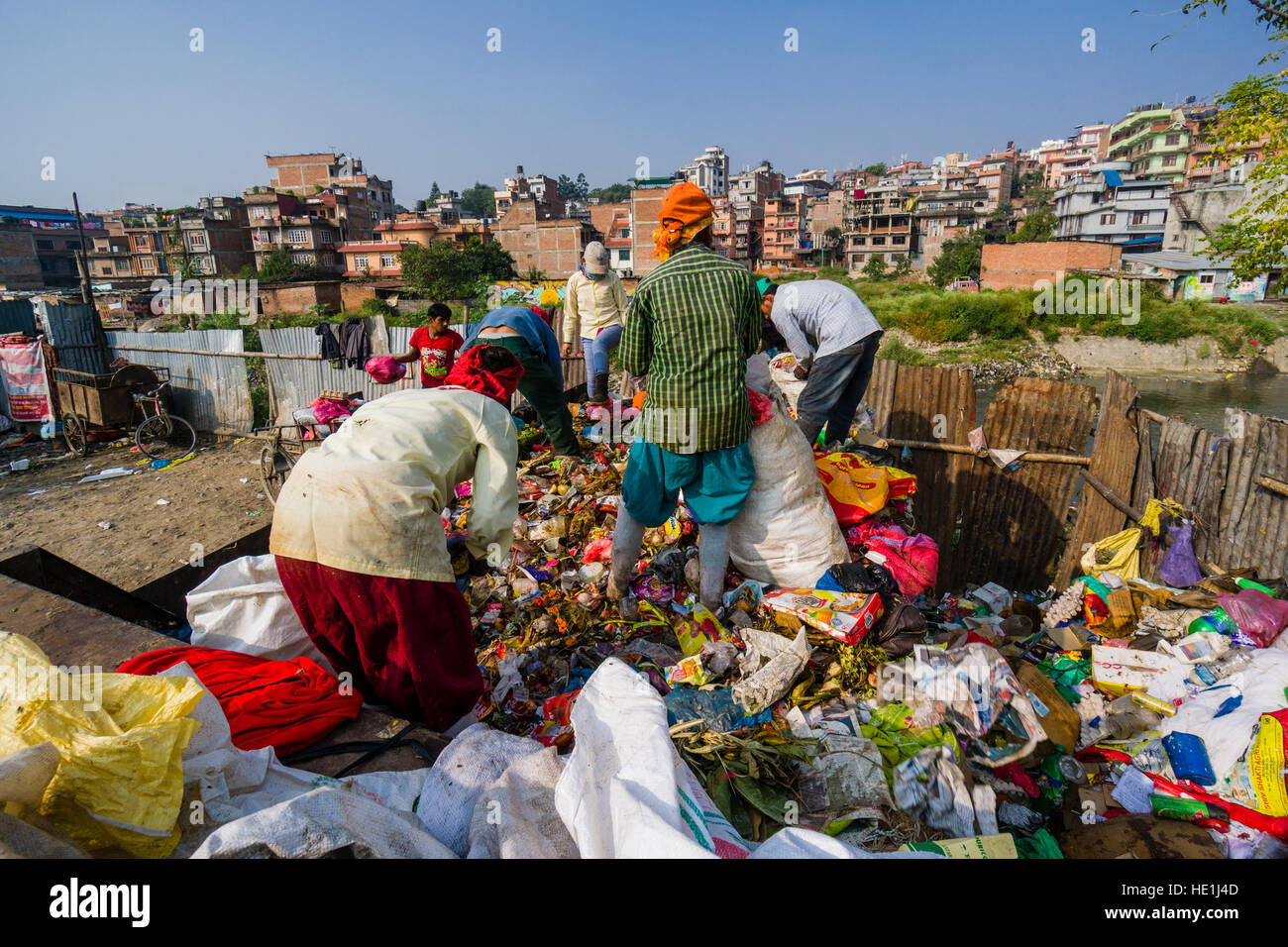 Les gens sont la collecte des ordures dans la ville, le charger sur les camions et le transporter à un dépotoir à l'extérieur de la ville Banque D'Images