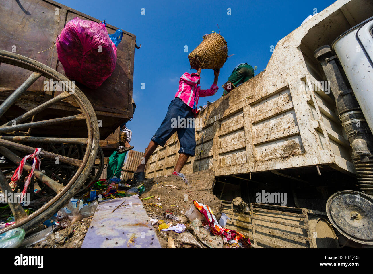 Les gens sont la collecte des ordures dans la ville, le charger sur les camions et le transporter à un dépotoir à l'extérieur de la ville Banque D'Images