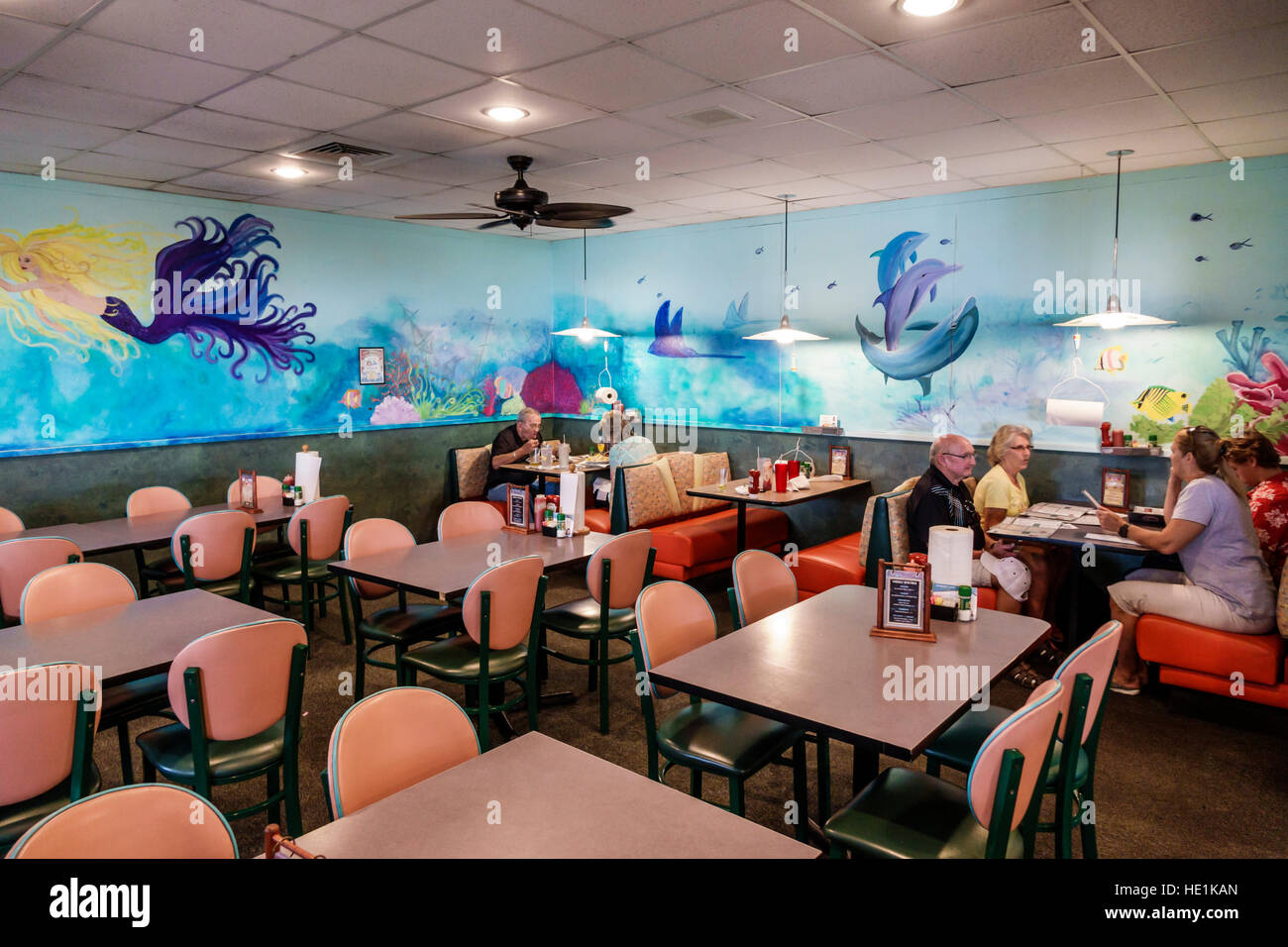 Bradenton Florida,Ellenton,Anna Maria Oyster Bar,restaurant restaurants repas manger dehors café cafés bistrot, intérieur intérieur, murale, tables, visiteurs Banque D'Images