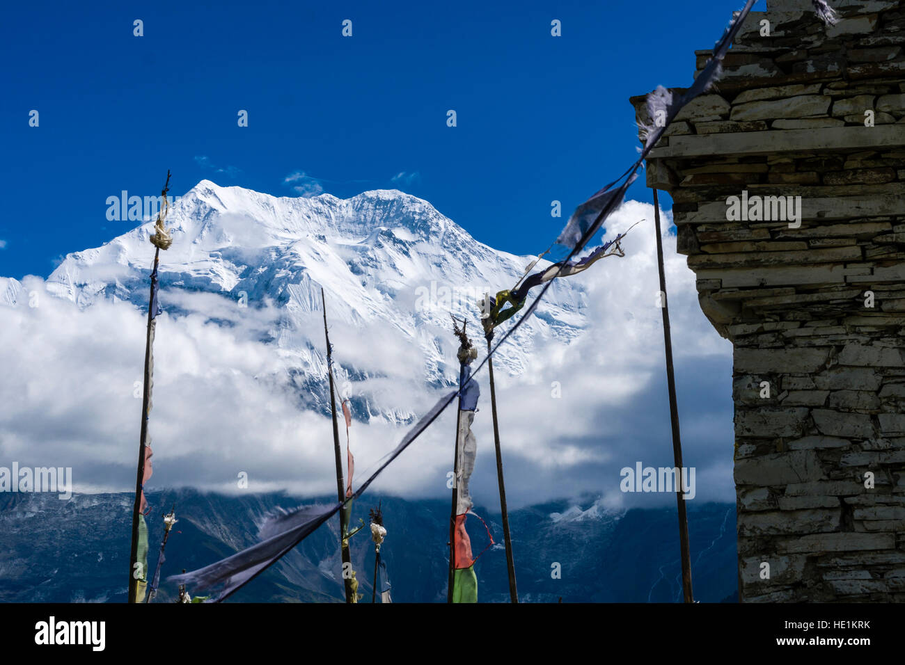 Le sommet de la montagne enneigée annapurna 2, vu d'un stupa bouddhiste, situé au-dessus du village ghyaru Banque D'Images