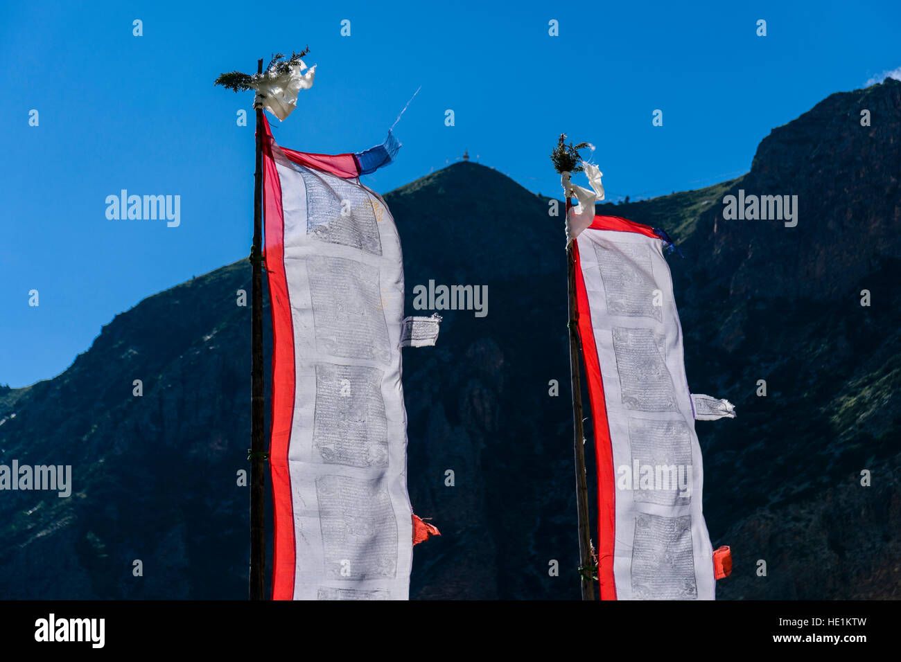 Les drapeaux de prières bouddhistes colorées à flanc de montagne au-dessus de l'upper marsyangdi valley Banque D'Images
