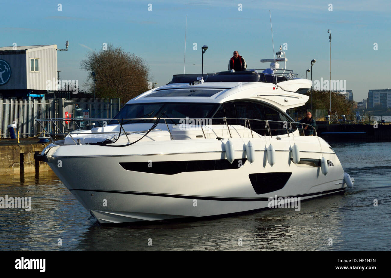 Yacht de luxe Princess S60 en direction de London Boat Show 2017 Banque D'Images