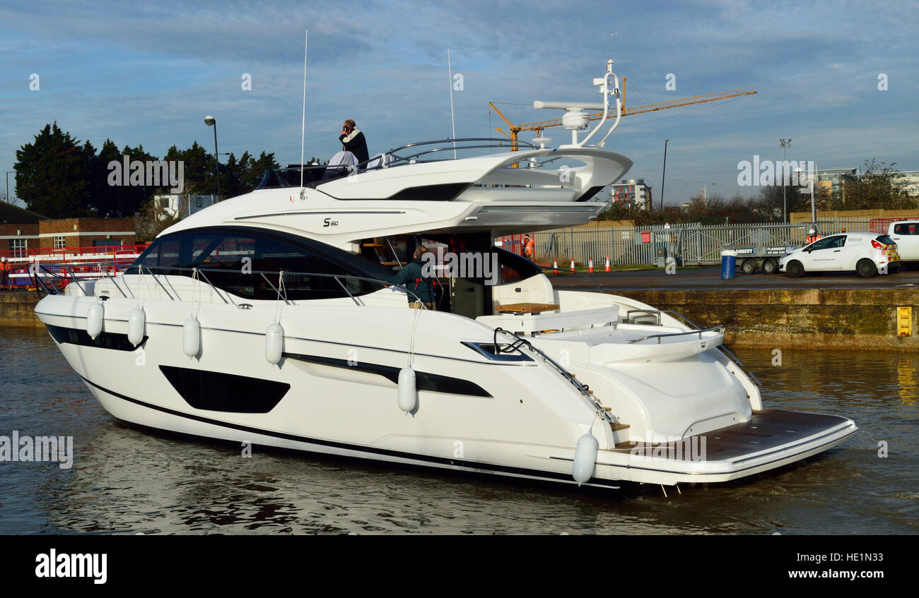 Yacht de luxe Princess S60 en direction de London Boat Show 2017 Banque D'Images