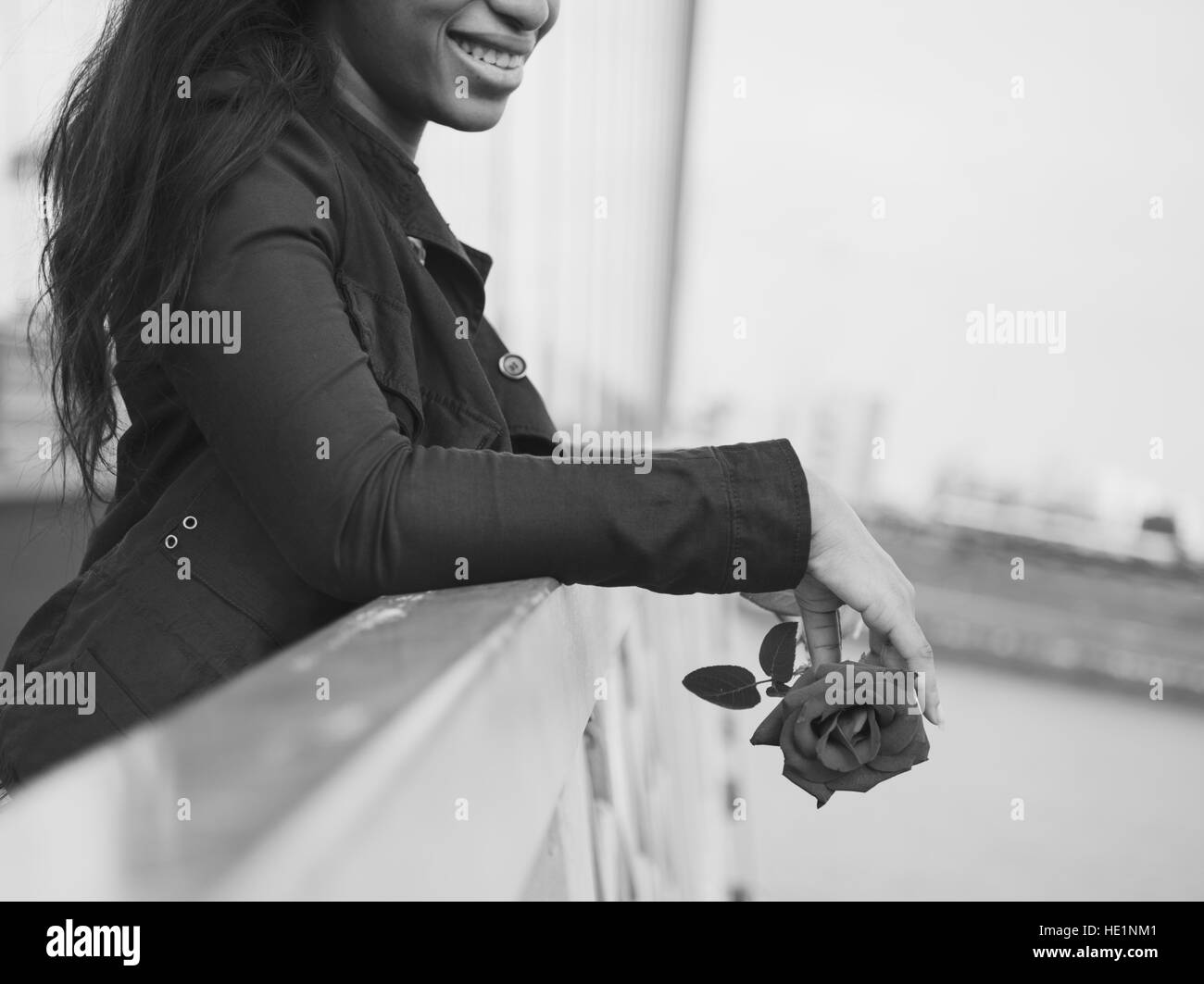 Femme africaine Rose Flower Love Passion Concept Valentine Banque D'Images