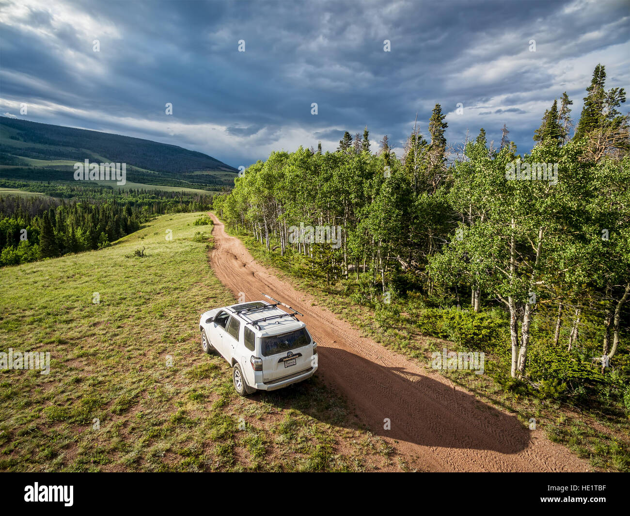 Toyota 4Runner édition Trail 2016 (SUV) sur une route de campagne dans les Montagnes Rocheuses du Colorado - vue aérienne Banque D'Images