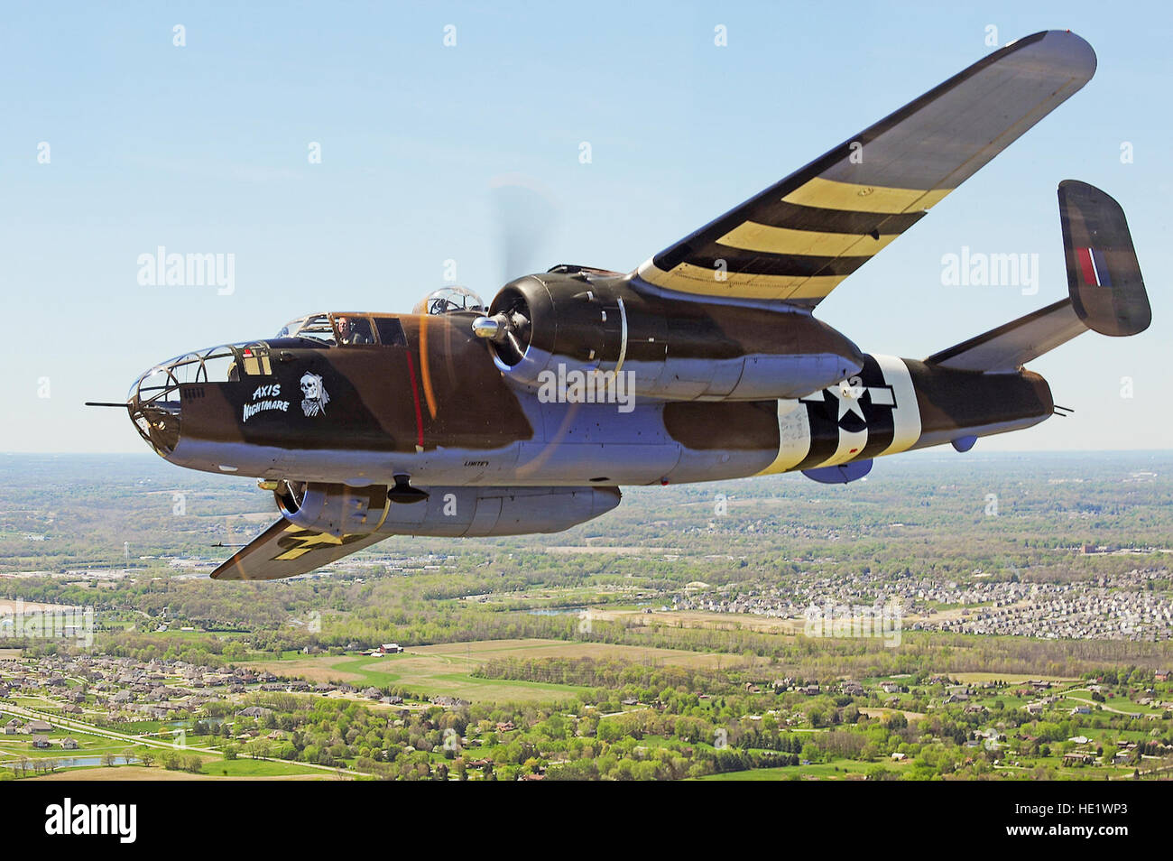 Un vintage B-25 Mitchell de l'axe "cauchemar" vole par le Musée National de l'US Air Force à Wright-Patterson Air Force Base, Ohio, le 18 avril 2010. Le vol était en l'honneur de l'attaque sur Tokyo Raiders Doolittle 18 avril 1942. /Tech. Le Sgt. Jacob N. Bailey Banque D'Images