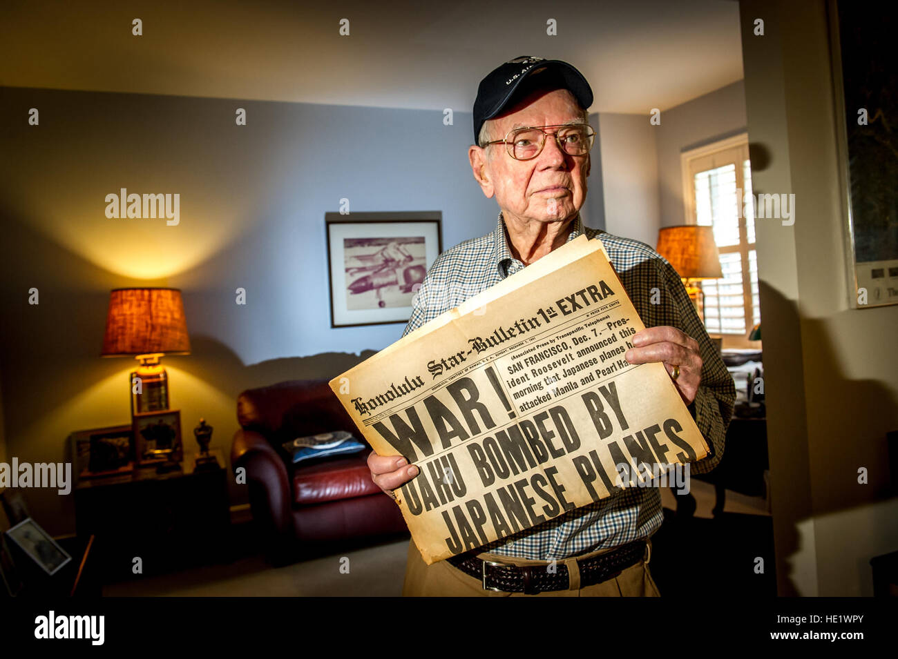 Frederick Austin Crow, 90, qui a été témoin de l'attaque japonaise sur Pearl Harbor et Champ Hickam lorsqu'il avait 15 ans, est titulaire d'une copie de l'Honolulu Star-Bulletin édition supplémentaire à partir du 7 décembre 1941, à son appartement de la communauté de retraite Baywoods à Annapolis, Md.,Apr 26, 2016. J.M. Eddins Jr. Banque D'Images