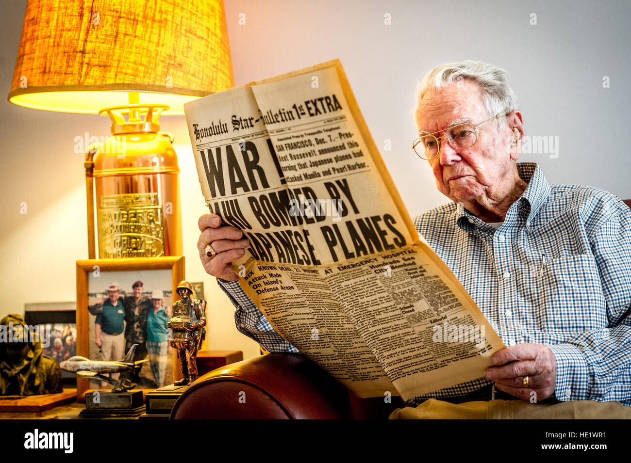 Frederick Austin Crow, 90, qui a été témoin de l'attaque japonaise sur Pearl Harbor et Champ Hickam lorsqu'il avait 15 ans, est titulaire d'une copie de l'Honolulu Star-Bulletin édition supplémentaire à partir du 7 décembre 1941, à son appartement de la communauté de retraite Baywoods à Annapolis, Md.,Apr 26, 2016. J.M. Eddins Jr. Banque D'Images