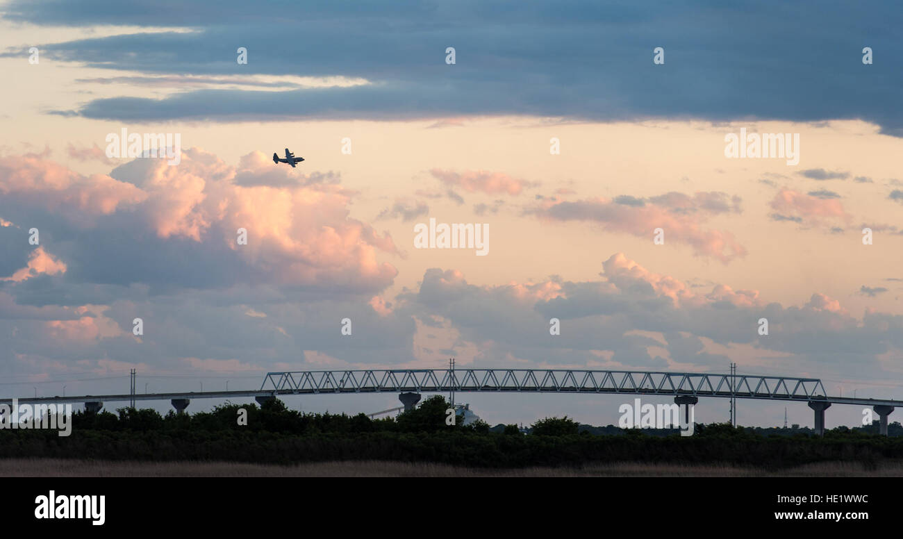 Un C-130 Hercules vole une mission d'épandage aérien à une altitude de 350 pieds à Joint Base Charleston, S.C. 5 mai 2016. Moins d'une once de pulvérisation du produit chimique par acre limite effectivement la population de moustiques près de la base. La mission de la 910th Air Station de réserve à Youngstown, Ohio, est de maintenir le ministère de la défense que la grande zone de pulvérisation aérienne à voilure fixe capacité de contrôler insectes porteurs de maladies, insectes nuisibles, la végétation indésirable et de disperser les déversements de pétrole dans de grandes étendues d'eau. /Master Sgt. Brian Ferguson Banque D'Images