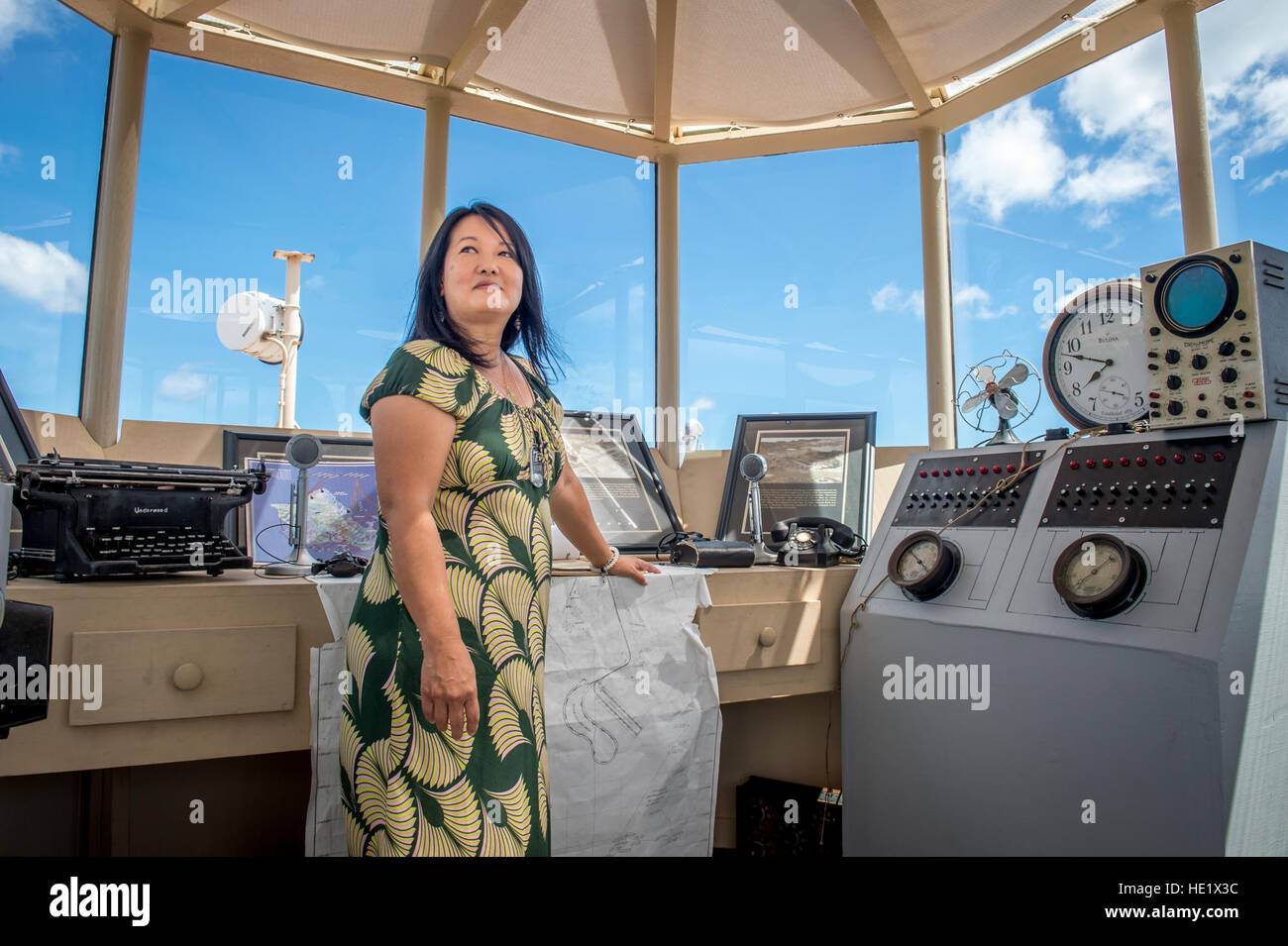 L'historien bénévole Jessie Higa se trouve dans la 'nouvellement restauré Crow's Nest' en haut de l'édifice des opérations sur le terrain, flightily d'Hickam Oahu, Hawaii, Aug 11, 2016. Le "nid de pie" comme il l'a fait dans la matinée du 7 décembre 1941, lorsque les avions japonais Hickam Field attaqués dans le cadre d'une attaque aérienne coordonnée pour détruire la flotte américaine du Pacifique à Pearl Harbor. J.M. Eddins Jr. Banque D'Images