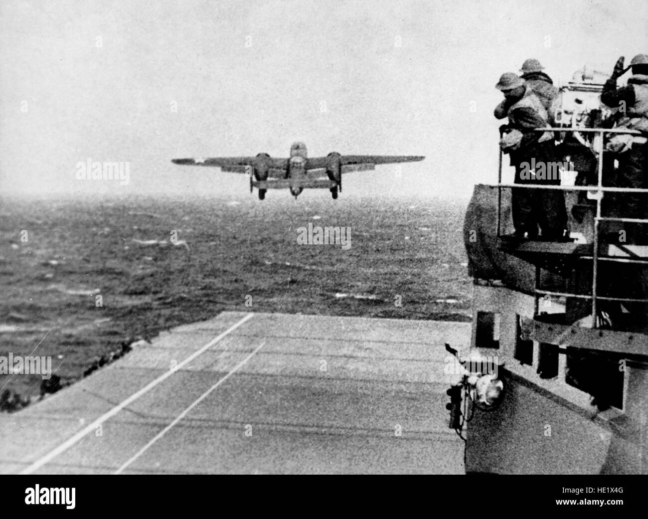 Un bombardier B-25 de l'USAAF prend son envol à partir du pont du porte-avions USS Hornet en route vers Tokyo pour mission de bombardement qui est devenu connu sous le nom de 'Doolittle' raid leader de la mission après le lieutenant-colonel James H. Doolittle. sur Tokyo, samedi, 18 avril 1942. L'attentat par les États-Unis d'Amérique sur la capitale japonaise Tokyo et d'autres endroits sur l'île de Honshu au cours de la Seconde Guerre mondiale, a été le premier raid aérien de grève les îles japonaises. 16 B-25B Mitchell bombardiers moyens ont été lancés sans escorte de chasseurs de la Marine américaine porte-avions USS Hornet profondément dans l'ouest de l'Ap Banque D'Images