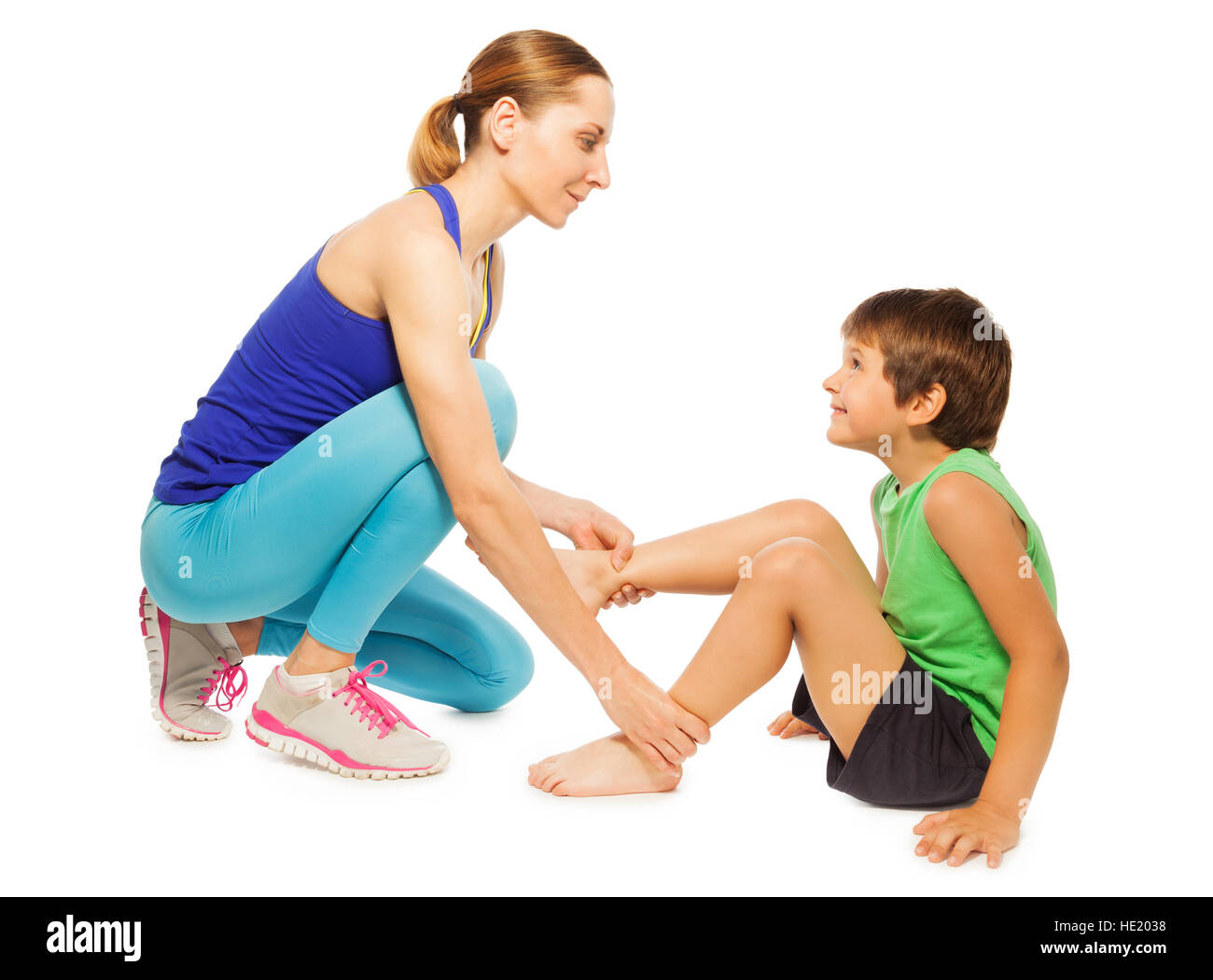 Femme trainer helping kid boy making gymnastics Banque D'Images