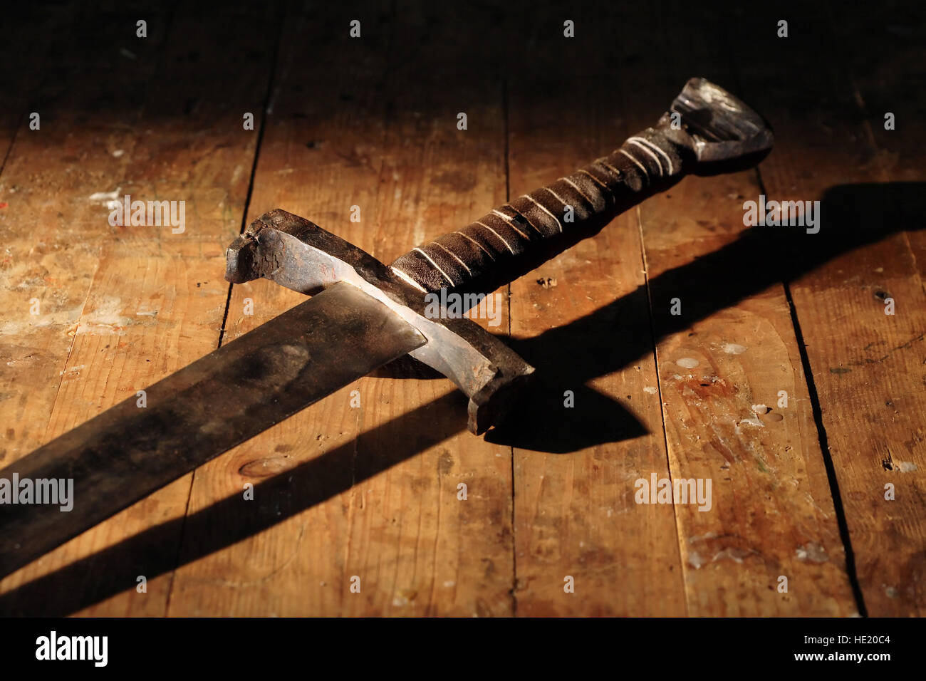 Symbole de la guerre. Chevalier médiéval épée sur surface en bois sale Banque D'Images