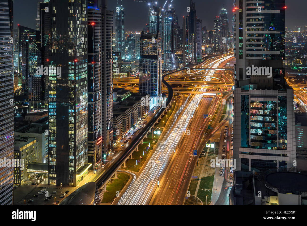 En regardant Sheik Zayed Road à Dubaï Banque D'Images