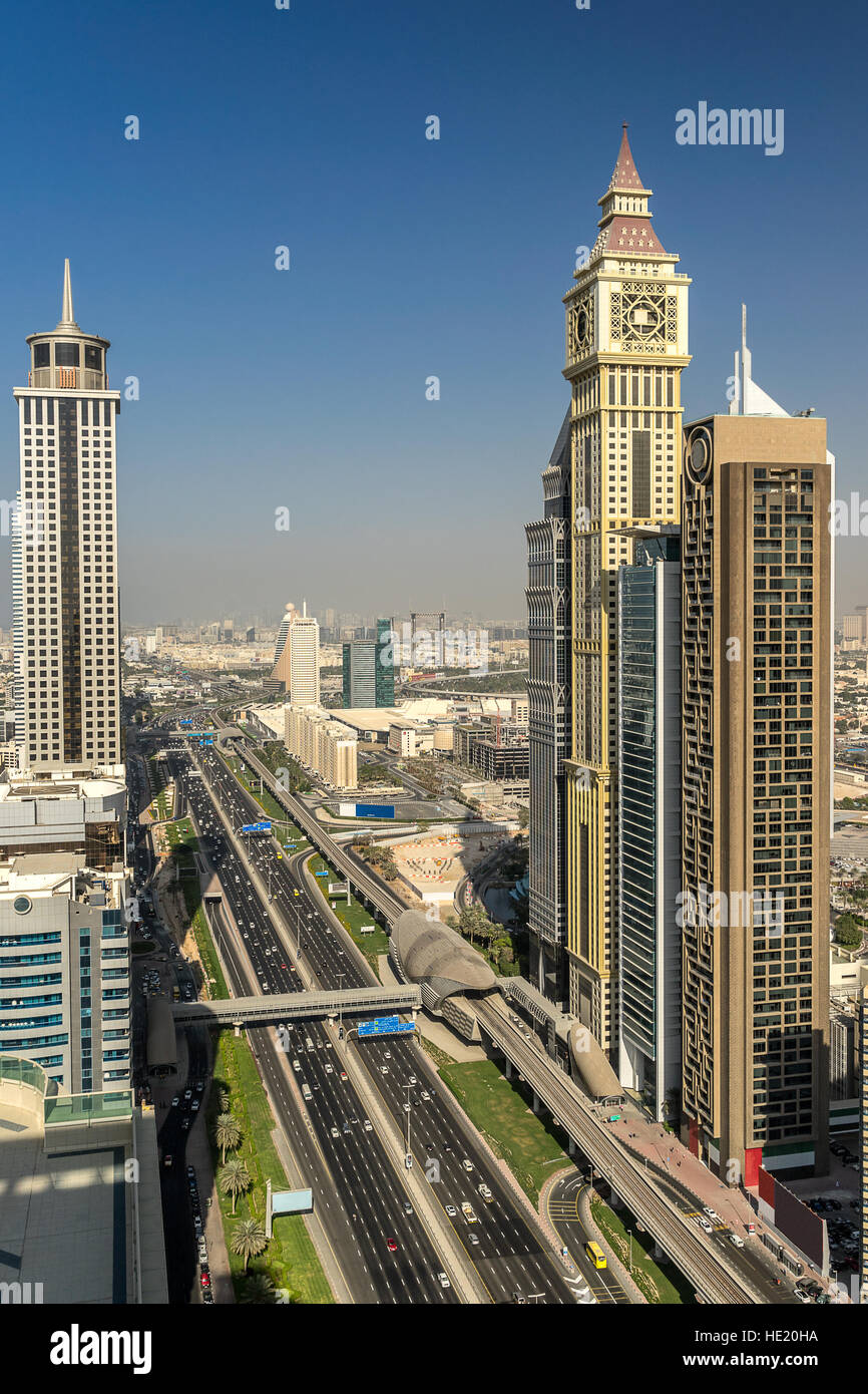 Sheik Zayed Road à Dubaï Banque D'Images