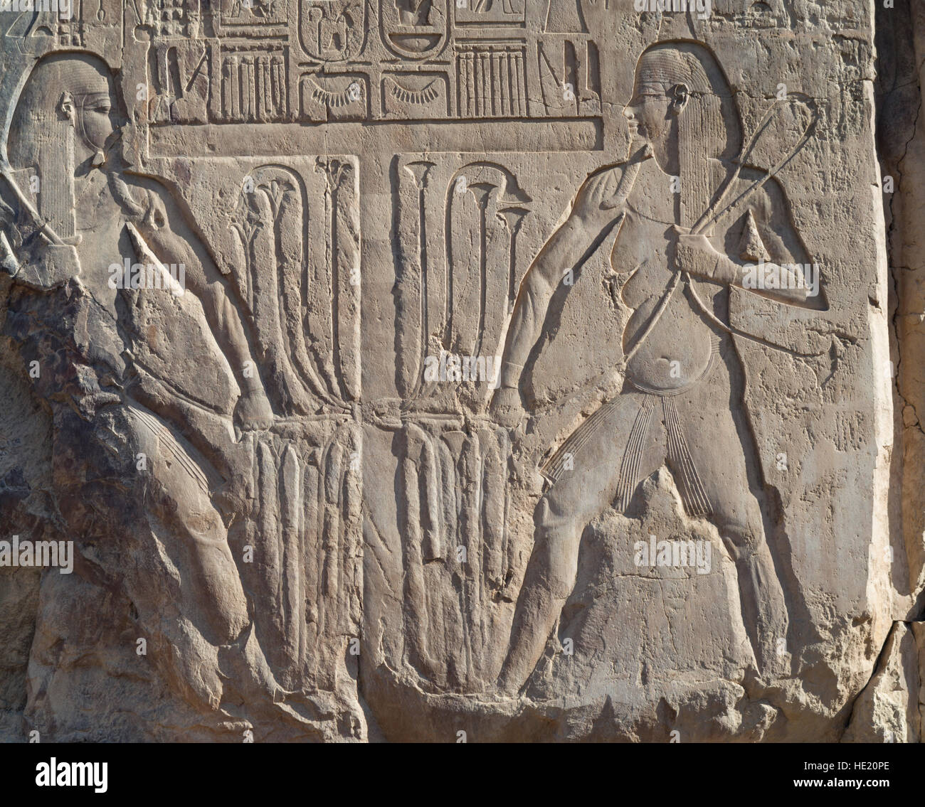 Close up of les colosses de Memnon, gardiens de la chapelle du Temple d'Amenhotep III, en Cisjordanie, l'Egypte Louxor Banque D'Images