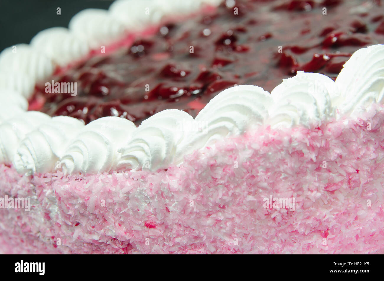 Vue latérale du jelly cake aux flocons de noix de coco et crème Banque D'Images