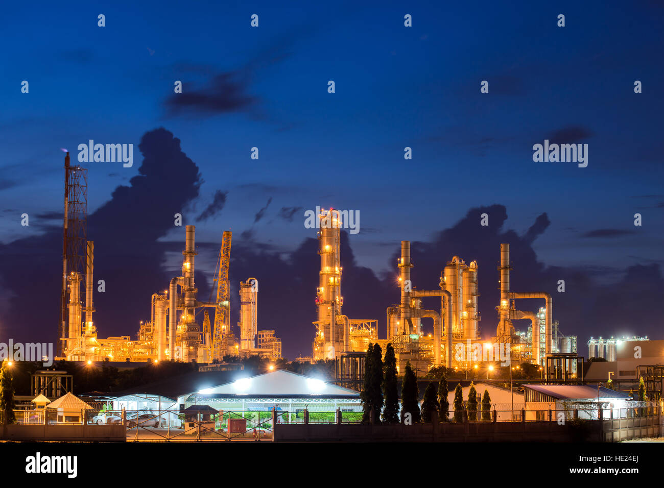 Paysage de l'industrie des raffineries de pétrole ou de l'industrie pétrolière avec réservoir de stockage d'huile à Chonburi, Thaïlande. Banque D'Images