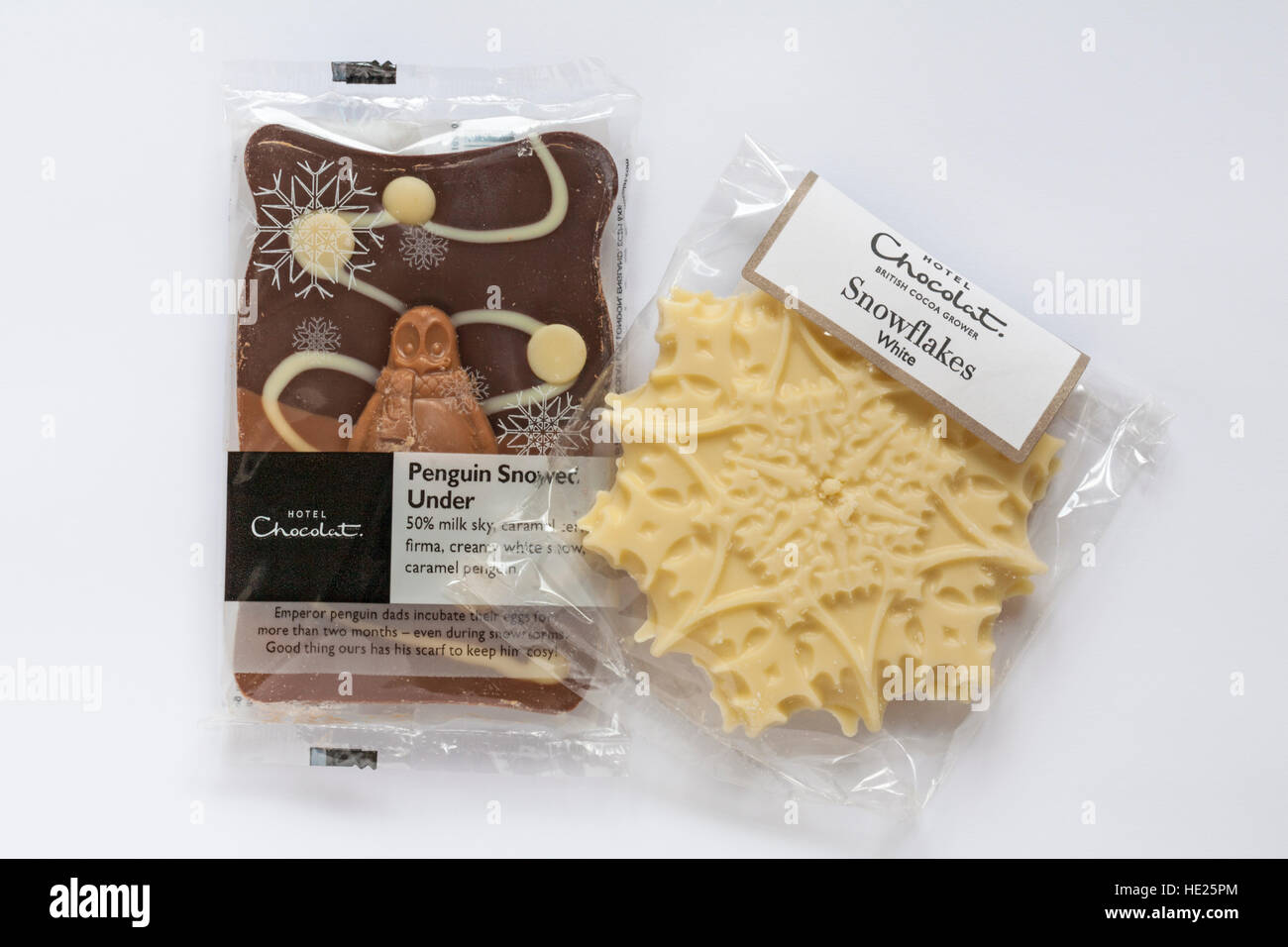 Hotel Chocolat sous neige pingouin et les flocons de chocolat blanc isolé sur fond blanc Banque D'Images