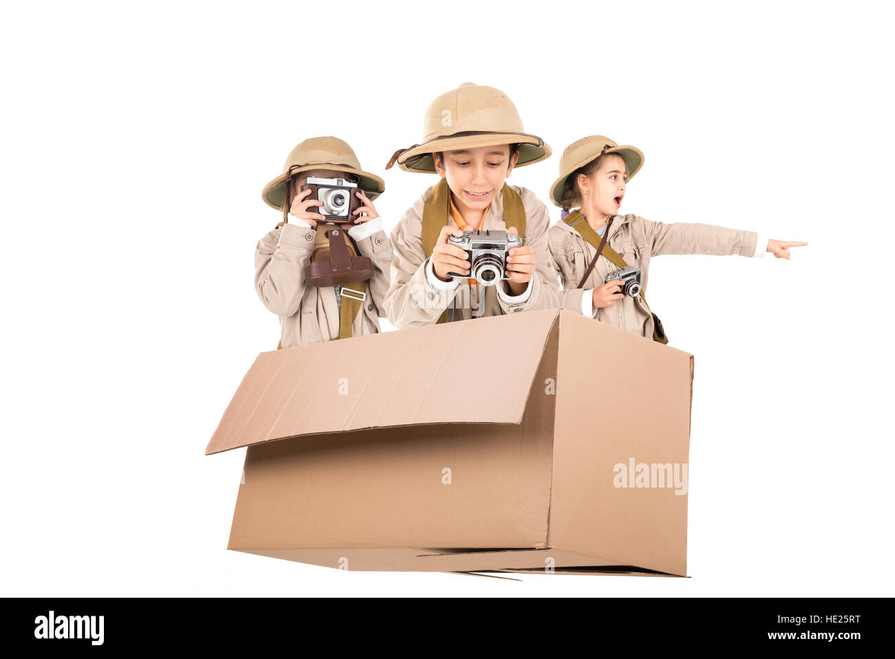 Les enfants dans une boîte en carton jouant Safari Banque D'Images