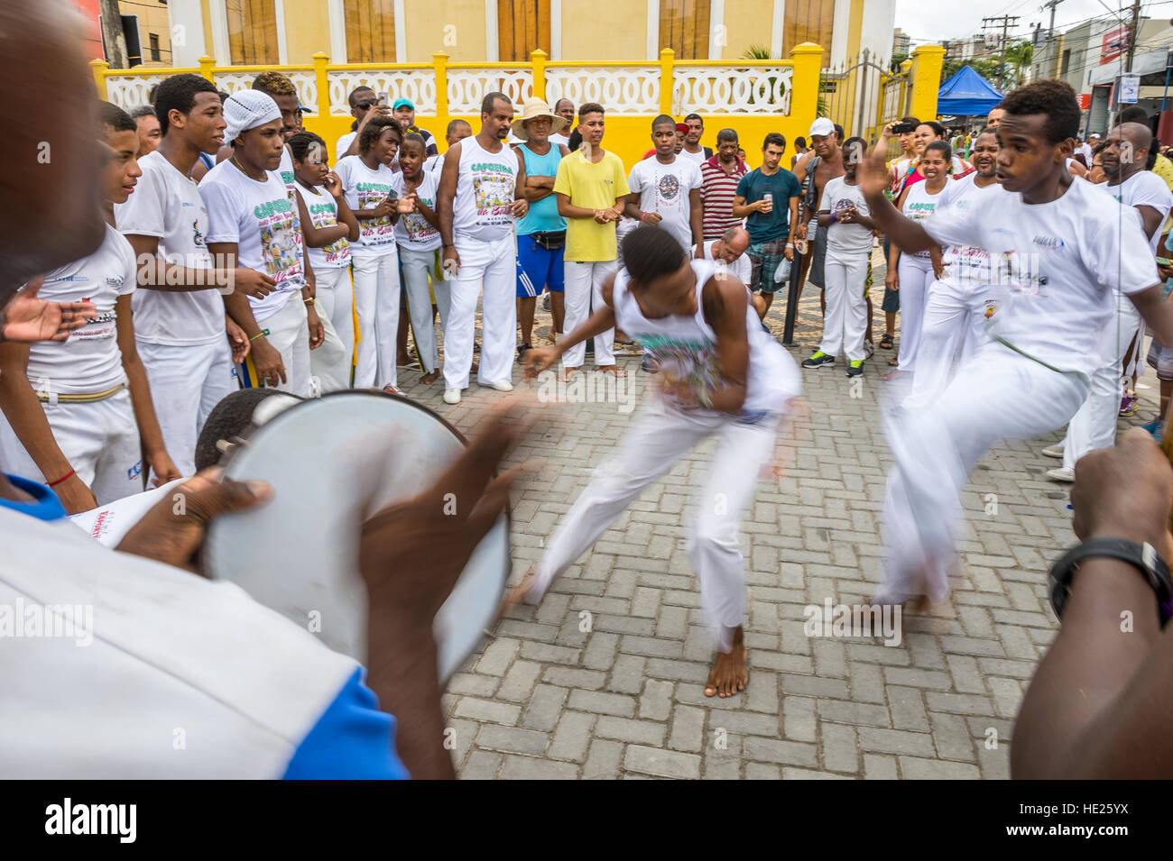 SALVADOR, BRÉSIL - février 02, 2016 : capoeira brésilienne groupe exécute pour une foule à un festival en plein air à Rio Vermelho. Banque D'Images