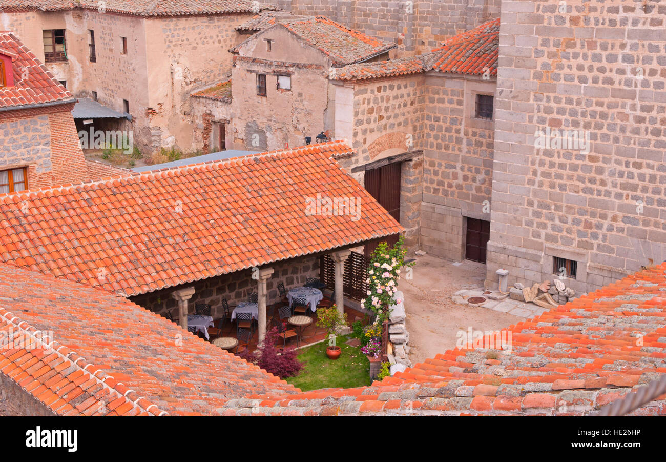 Un café/restaurant à l'intérieur de la ville fortifiée d'Avila Espagne Banque D'Images