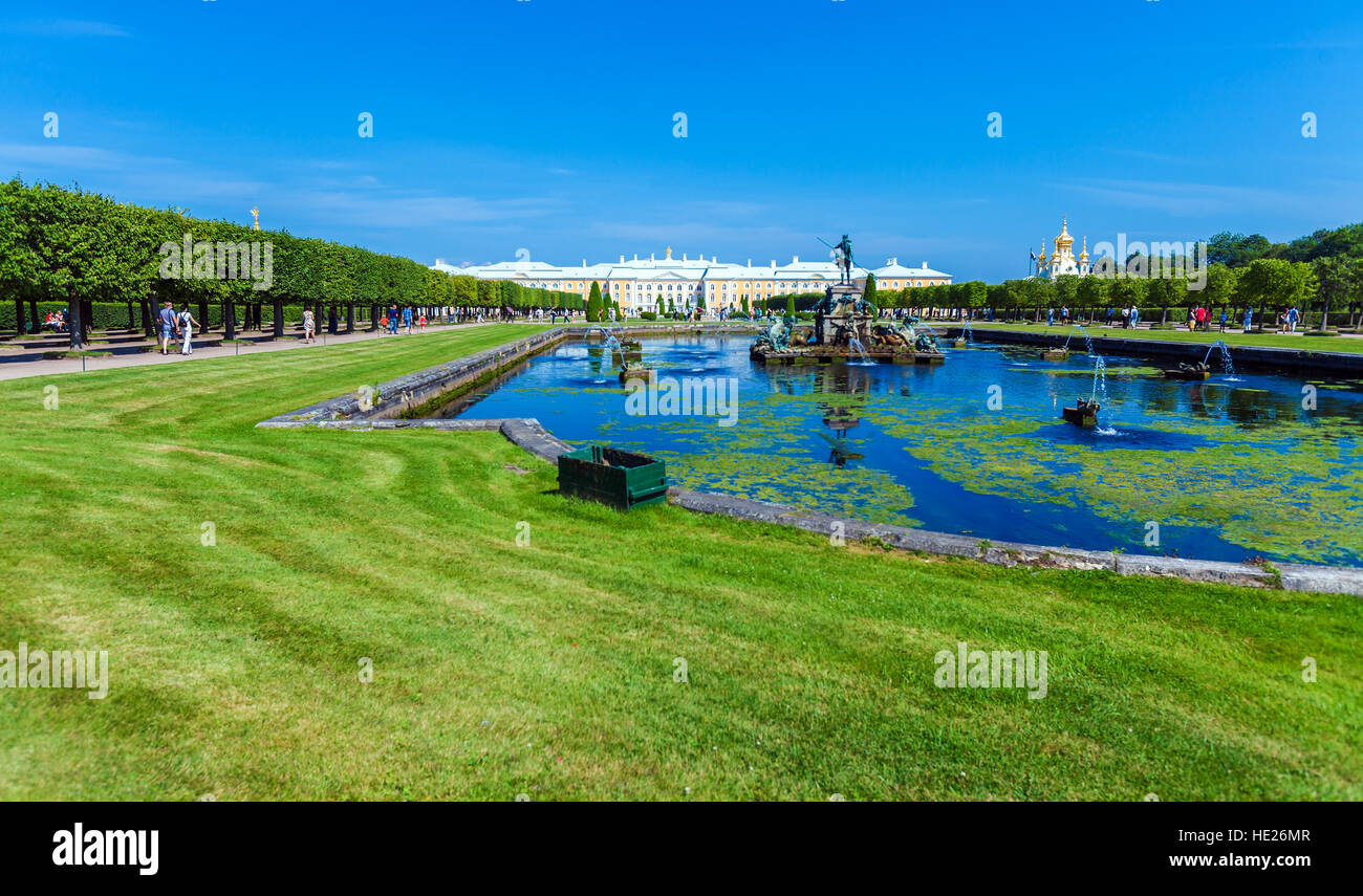 SAINT PETERSBURG, Russie - le 27 juillet 2014 : les touristes à pied près de la célèbre fontaine de Neptune à Peterhof Banque D'Images