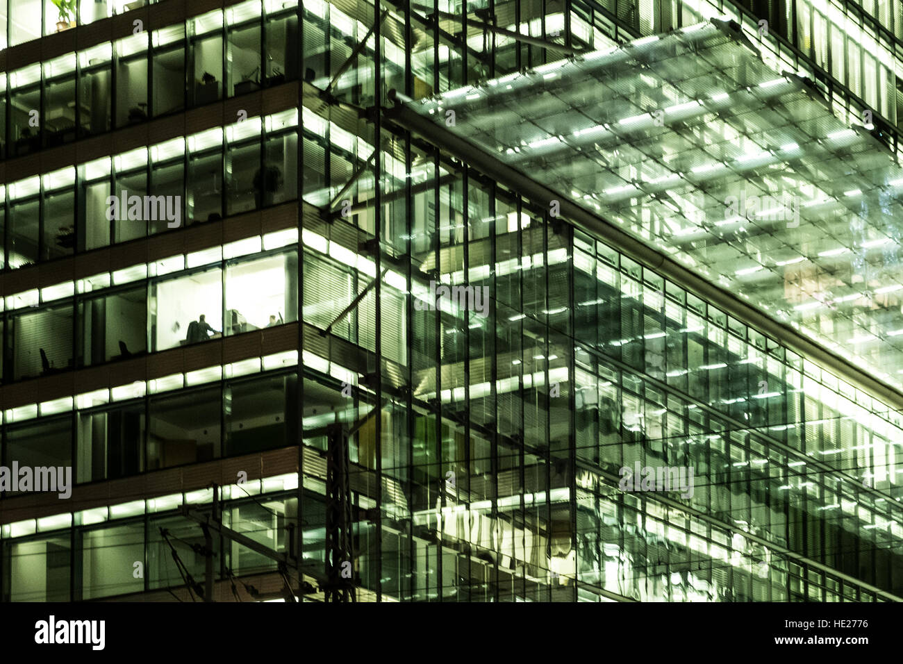 La façade de l'immeuble de bureau la nuit, les lumières de la ville Banque D'Images