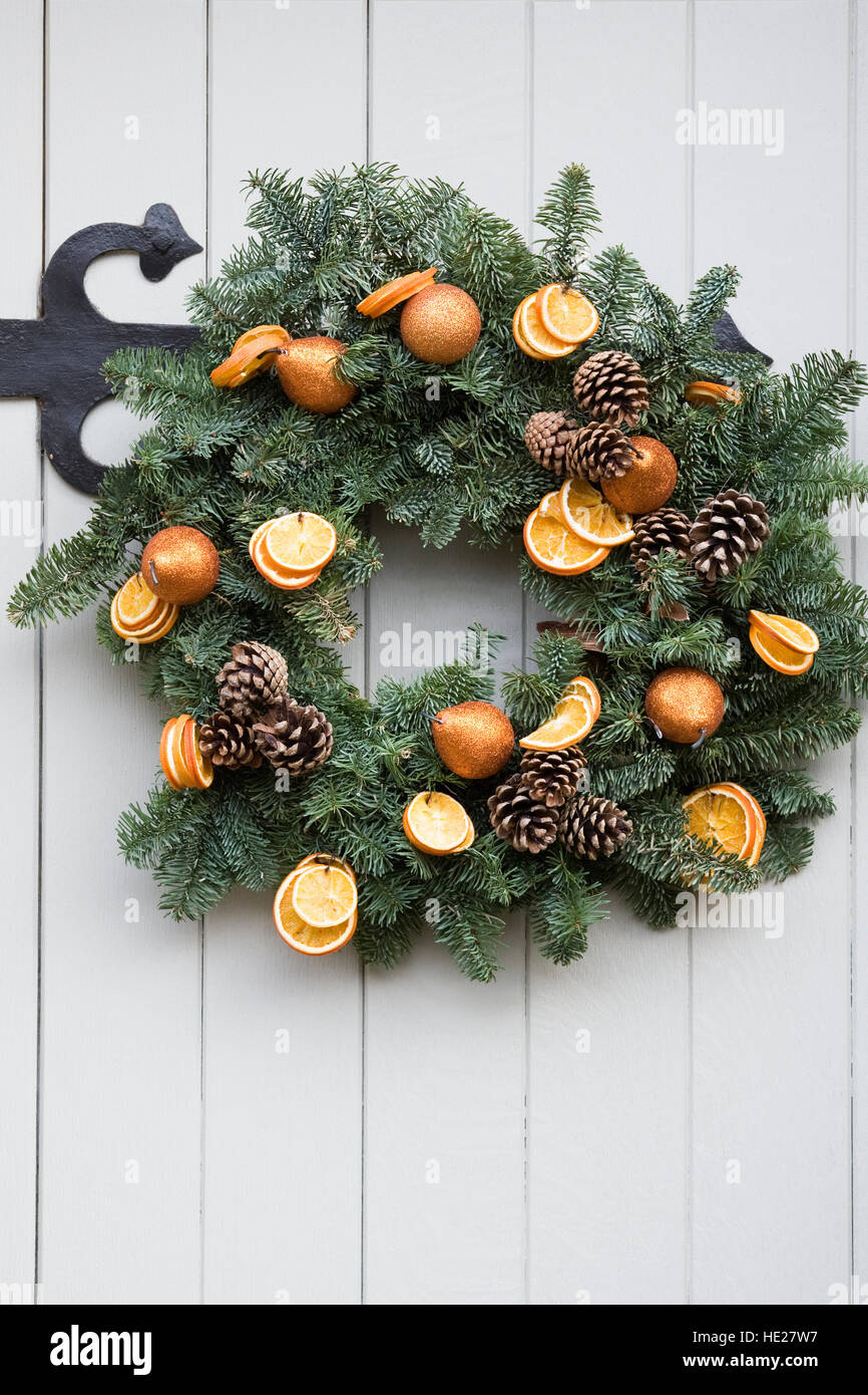 Guirlande de noël décorative blanche accrochée à un porte avant. Banque D'Images