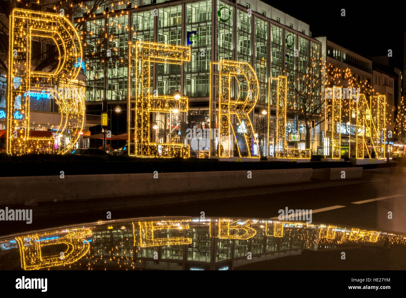 Allumé en lettres du mot Berlin de nuit le marché de Noël à Berlin Banque D'Images