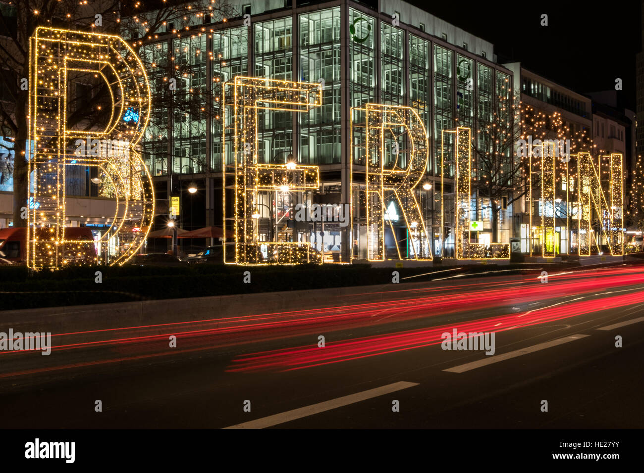 Berlin city at night - lettres lumineuses sur street Banque D'Images