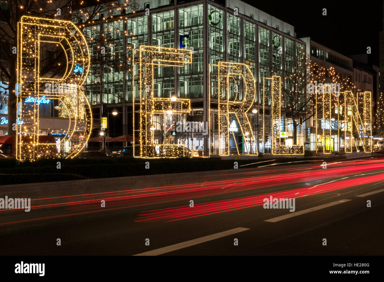 Allumé en lettres du mot Berlin de nuit le marché de Noël à Berlin. Banque D'Images