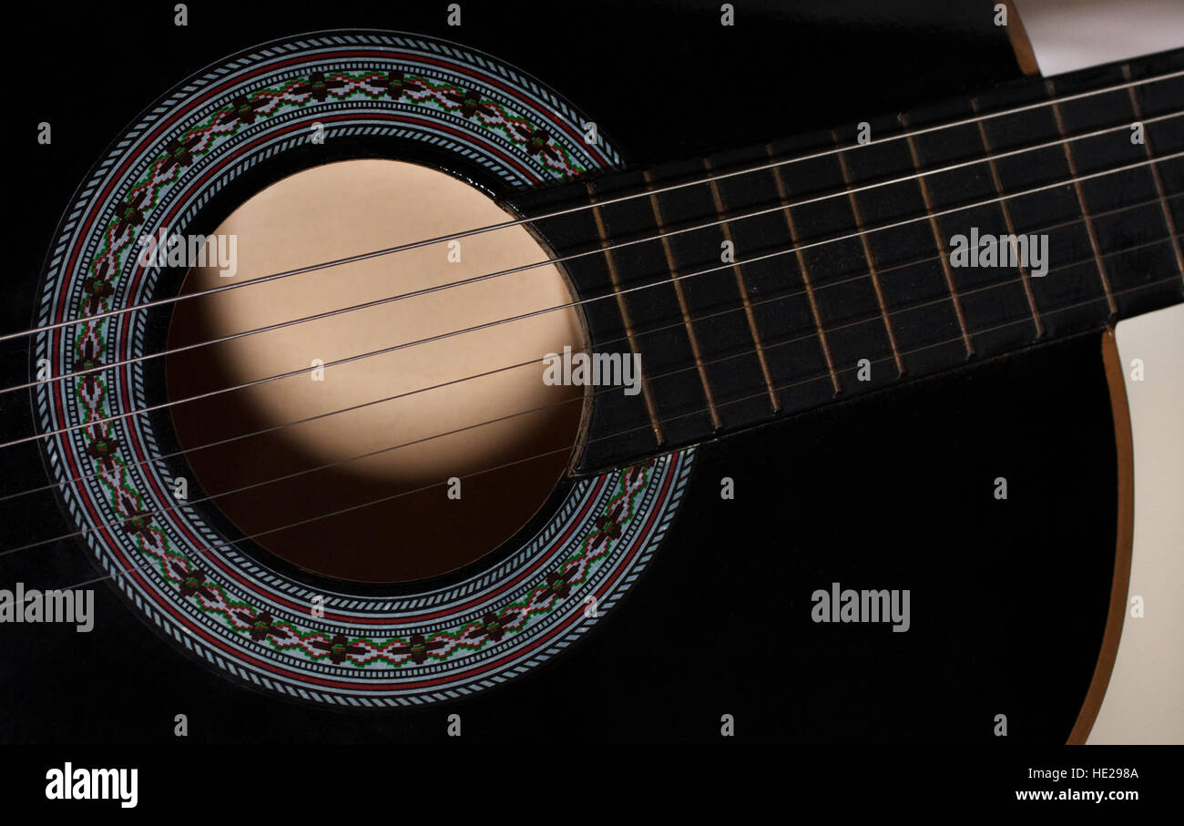 Guitare acoustique noir rosace closeup Banque D'Images