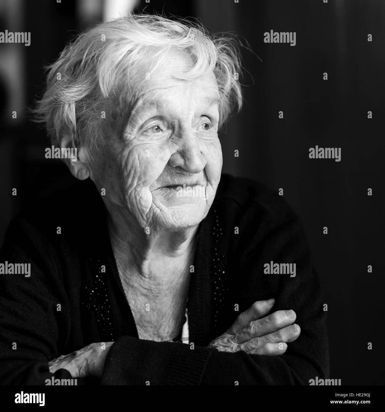 Portrait noir et blanc d'une femme âgée. Banque D'Images